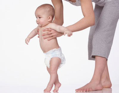 Tập cho con khỏi dáng đi vòng kiềng - 2