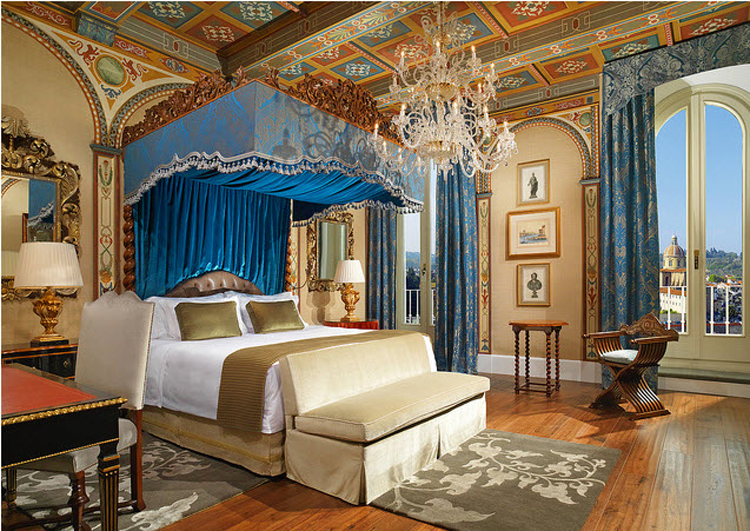 Dịu mắt hơn, phòng ngủ này thu hút với gam màu xanh quý phái.