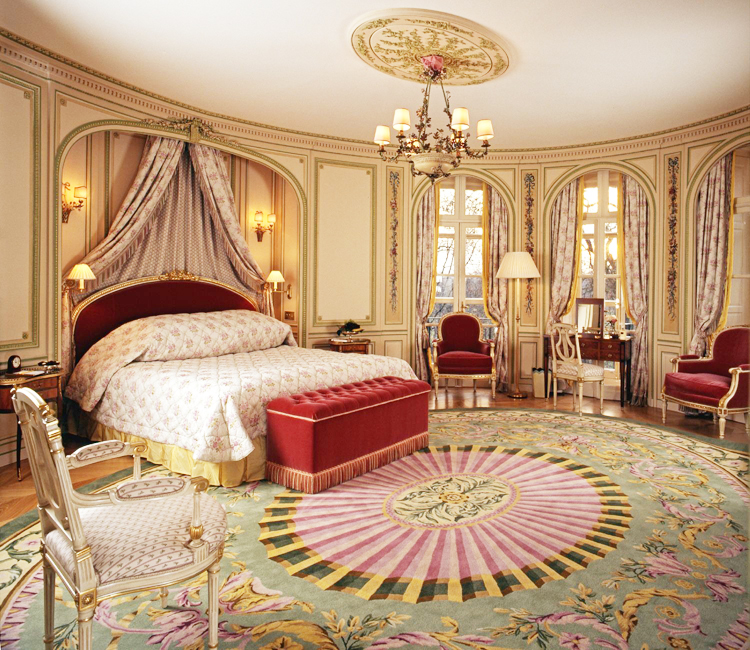 Một căn phòng tỏa sáng phong cách hoàng gia với nội thất màu sắc tươi vui.