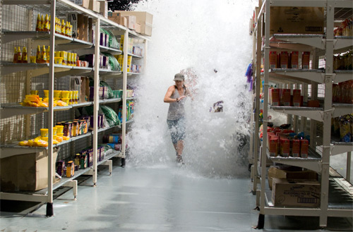 Khi cá mập khát máu bơi trong... siêu thị - 2