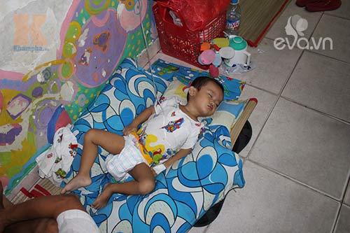 Bé nằm lăn lóc dưới gầm giường bệnh viện - 3