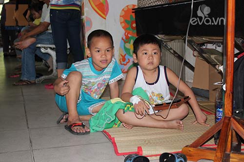 Bé nằm lăn lóc dưới gầm giường bệnh viện - 1