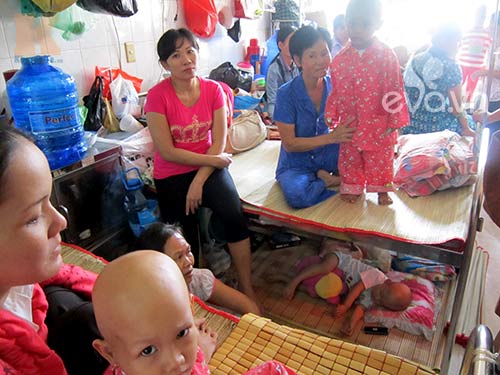 Bé nằm lăn lóc dưới gầm giường bệnh viện - 7