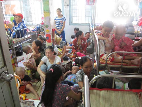 Bé nằm lăn lóc dưới gầm giường bệnh viện - 6