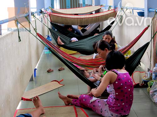 Bé nằm lăn lóc dưới gầm giường bệnh viện - 5