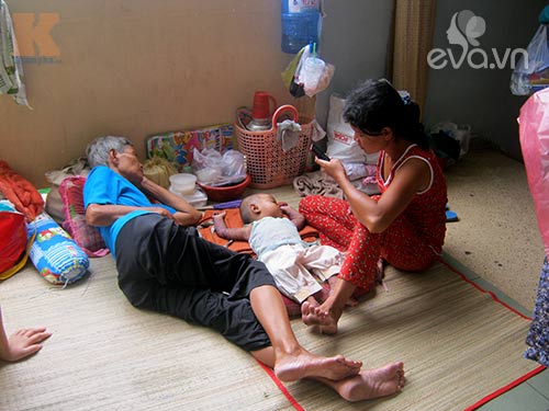 Bé nằm lăn lóc dưới gầm giường bệnh viện - 2