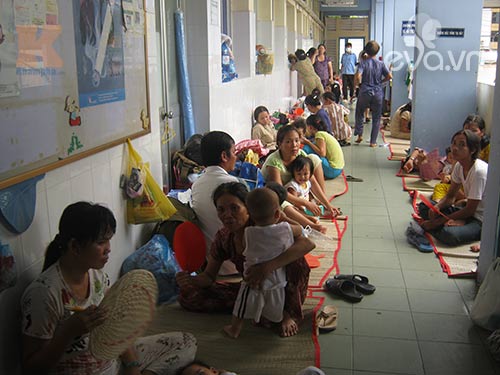 Bé nằm lăn lóc dưới gầm giường bệnh viện - 4