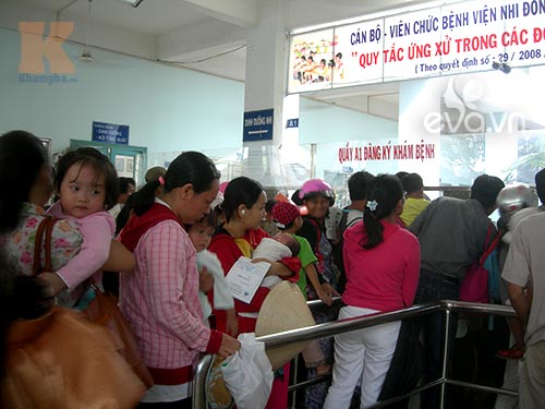 Bé nằm lăn lóc dưới gầm giường bệnh viện - 11