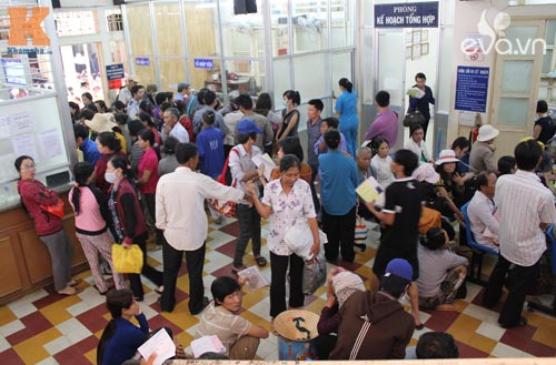 Bé nằm lăn lóc dưới gầm giường bệnh viện - 12