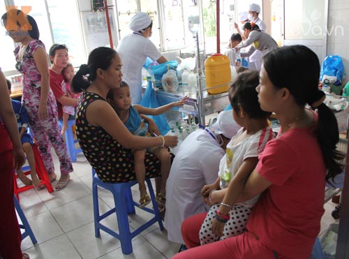 Bé nằm lăn lóc dưới gầm giường bệnh viện - 10