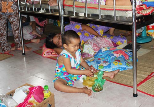 Bé nằm lăn lóc dưới gầm giường bệnh viện - 8