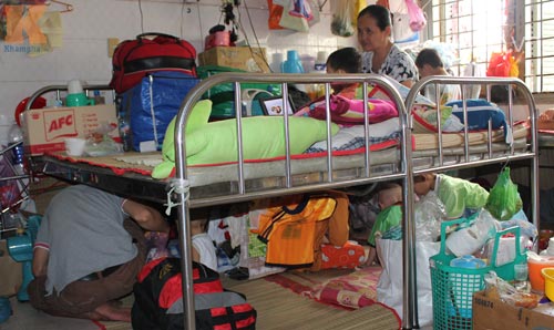 Bé nằm lăn lóc dưới gầm giường bệnh viện - 9