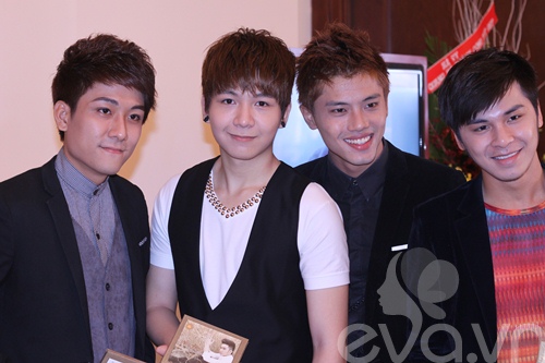 Dương Yến Ngọc dáng quot;ngầuquot; mừng Quang Hà - 17