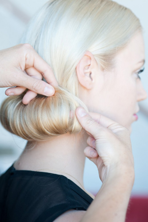 2 mẫu tóc búi thanh lịch cho nữ công sở - 9