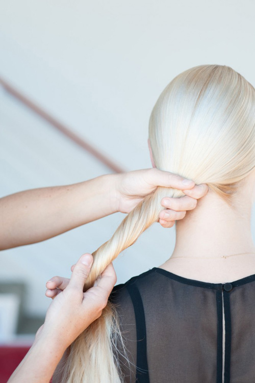 2 mẫu tóc búi thanh lịch cho nữ công sở - 14