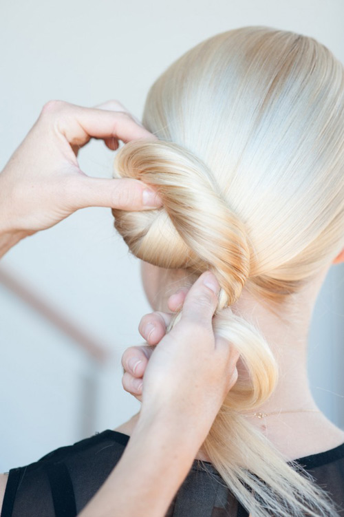 2 mẫu tóc búi thanh lịch cho nữ công sở - 15