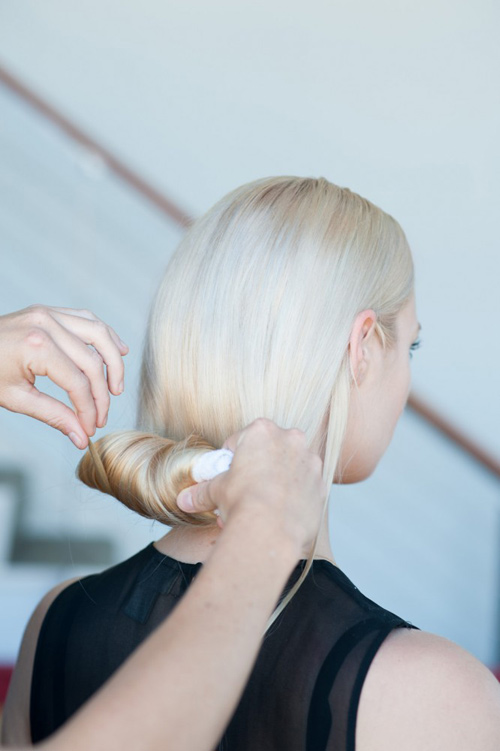 2 mẫu tóc búi thanh lịch cho nữ công sở - 7