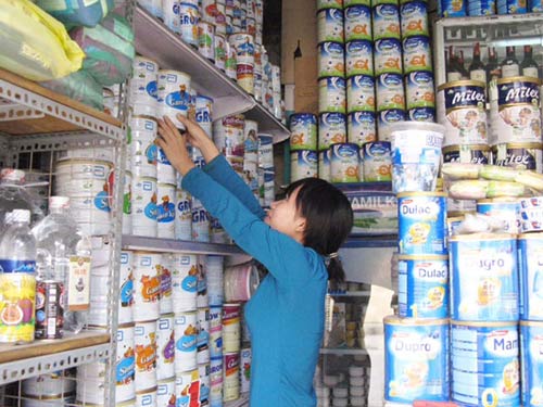 Chị em than trời vì giá sữa tăng - 1