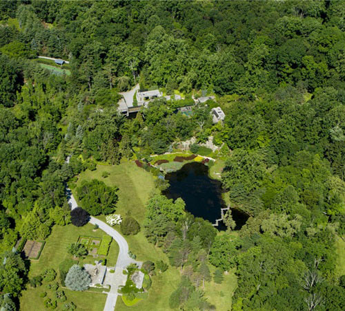 Cơ ngơi 30 triệu USD xây giữa hồ nước - 1