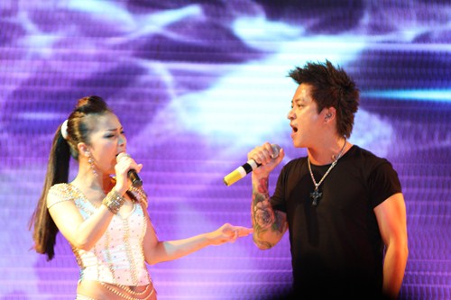 Lệ Quyên đắm say cùng Tuấn Hưng trên sân khấu - 10