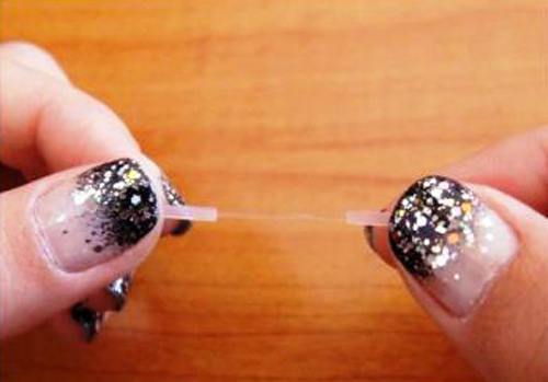 Rùng rợn #039;cắt mí#039; bằng chỉ dạng keo - 2