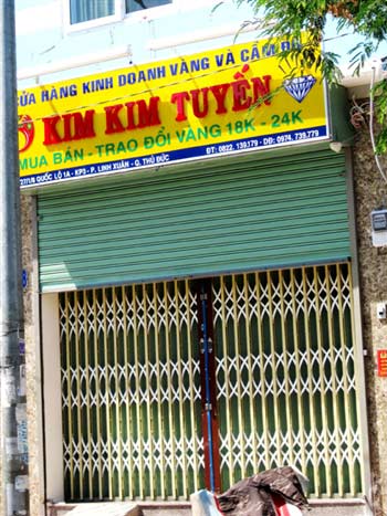 Tên cướp tuổi teen đột nhập truy sát chủ tiệm vàng - 3