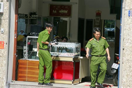 Tên cướp tuổi teen đột nhập truy sát chủ tiệm vàng - 4