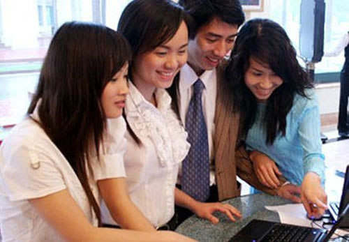 Chị em công sở bỏ việc buôn hàng Tết - 1