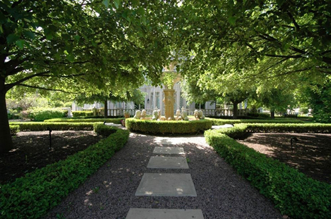 Khu vườn xanh tươi rộng rãi cũng là một điểm mạnh để biệt thự bán được giá.