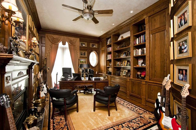 Phòng đọc sách với nội thất gỗ làm người ngắm phải mê đắm.