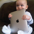 Làm mẹ - Con vờ nôn ọe để đòi Ipad