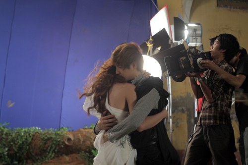 Đông Nhi lại hôn say đắm người yêu - 3