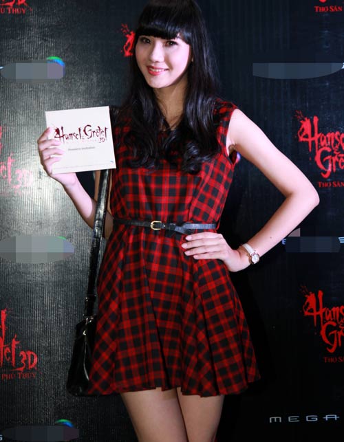 Andrea khoe lưng trần trắng nõn - 9