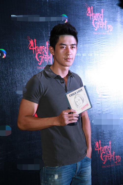 Andrea khoe lưng trần trắng nõn - 11