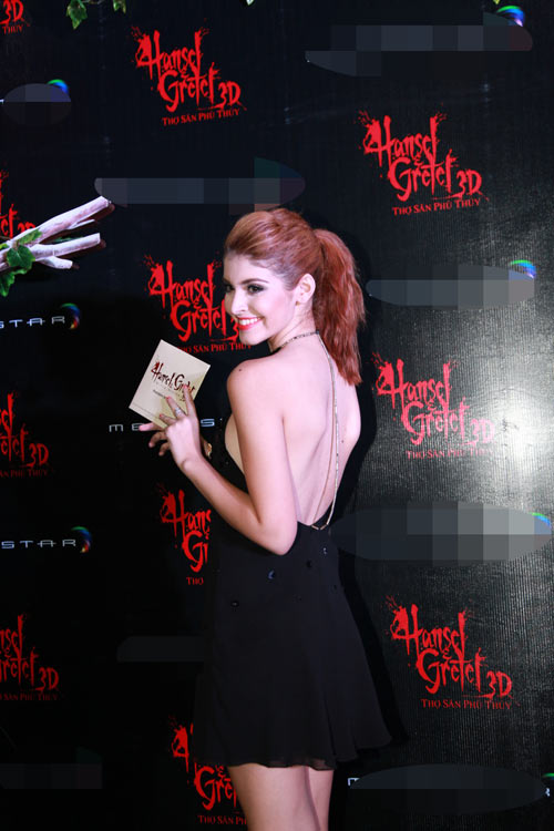 Andrea khoe lưng trần trắng nõn - 3