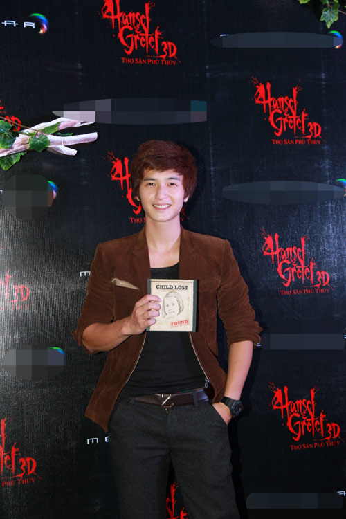 Andrea khoe lưng trần trắng nõn - 6