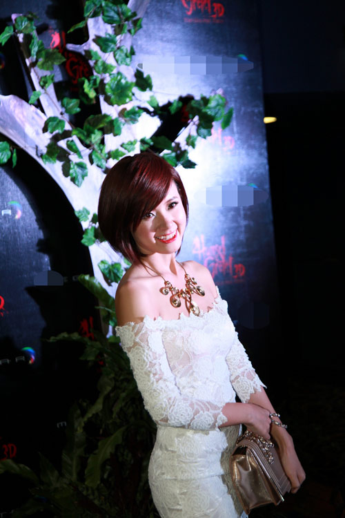 Andrea khoe lưng trần trắng nõn - 7