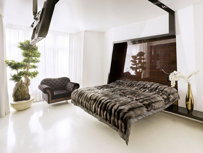 Phòng ngủ đáng để 'ngất ngây' với cách trang trí nội thất giản đơn nhưng cực kỳ sang trọng. Từ giường có thể dễ dàng xem tivi được lắp trên cao.
