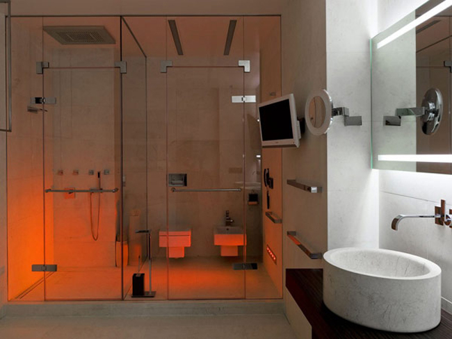 Phòng tắm đứng có lắp thêm đèn để càng thích thú hơn khi tắm.