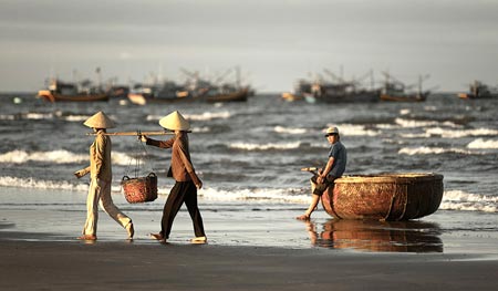 Kỳ lạ tục quot;chết chung hòmquot; ở làng biển Long Sơn - 1