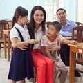Làng sao - Phan Thị Mơ tặng quà cho người nghèo
