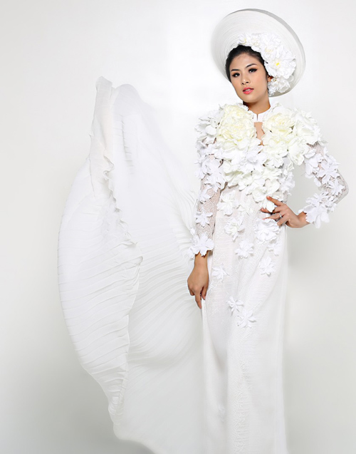 Ngọc Hân tươi mới diện áo dài trắng - 1