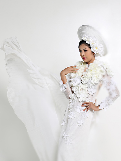 Ngọc Hân tươi mới diện áo dài trắng - 2