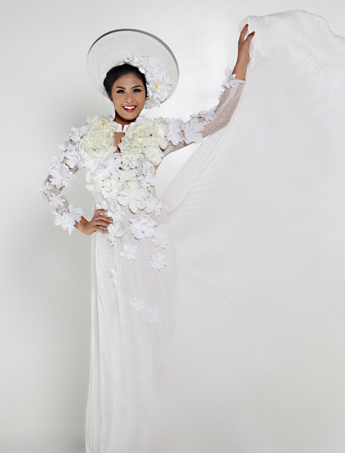 Ngọc Hân tươi mới diện áo dài trắng - 12