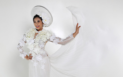 Ngọc Hân tươi mới diện áo dài trắng - 13