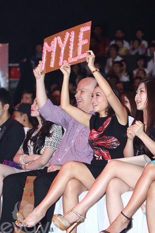 Thu Minh nắm tay chồng Tây đến cổ vũ CĐHH - 6