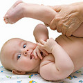 Làm mẹ - Massage chân cho bé theo hình rẻ quạt