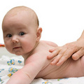 Làm mẹ - Massage tay cho bé: Vắt sữa thuận chiều