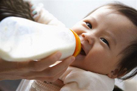 Kỹ thuật cho bé bú bình mẹ chưa biết - 1