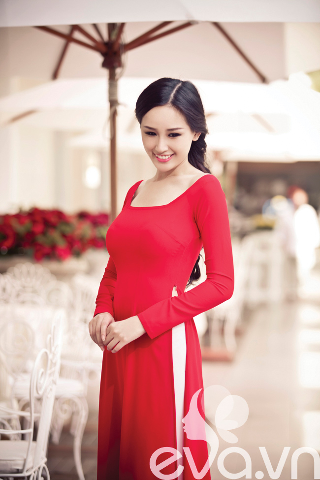 Áo dài là trang phục gắn liền với hình ảnh Mai Phương Thúy, trong những dịp lễ truyền thống, cô chọn áo dài làm lễ phục.